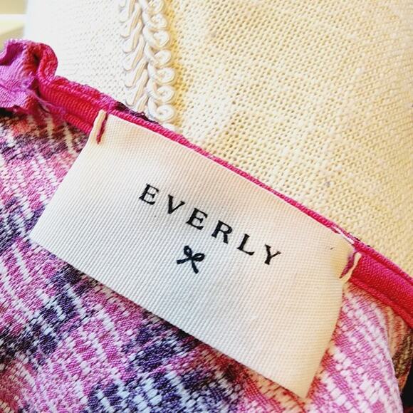 EVERLY V NECK GEOMETRIC FUSIA PINK/BLACK SLEEVELESS SIZE SMALL - Picture 2 of 6